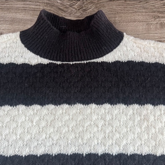 NWT's Women's Plus size Black and White Striped Sweater Nine West size 2X - Picture 2 of 7